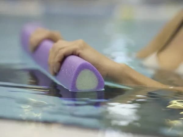 Najlepszy makaron do pływania dla dorosłych – wybierz idealny model Najlepszy makaron do pływania dla dorosłych – wybierz idealny model